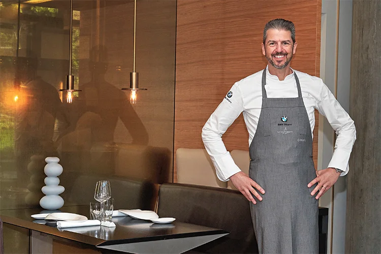 Lo chef prepara un menu in un ristorante di cucina, piastre