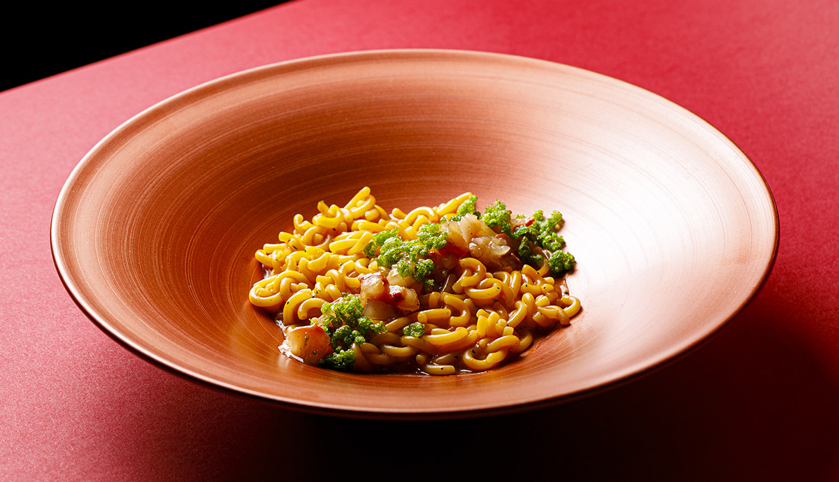 Pasta Mediterranea in zuppa di pesce, tartare di triglia, salsa orientale, tapioca, plancton