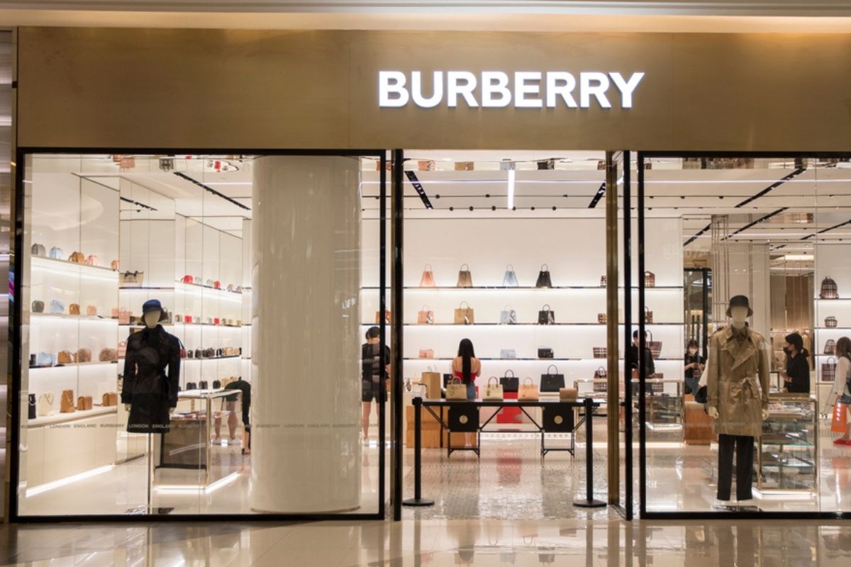 Il brand inglese Burberry chiude con un drammatico calo e prende drastici provvedimenti