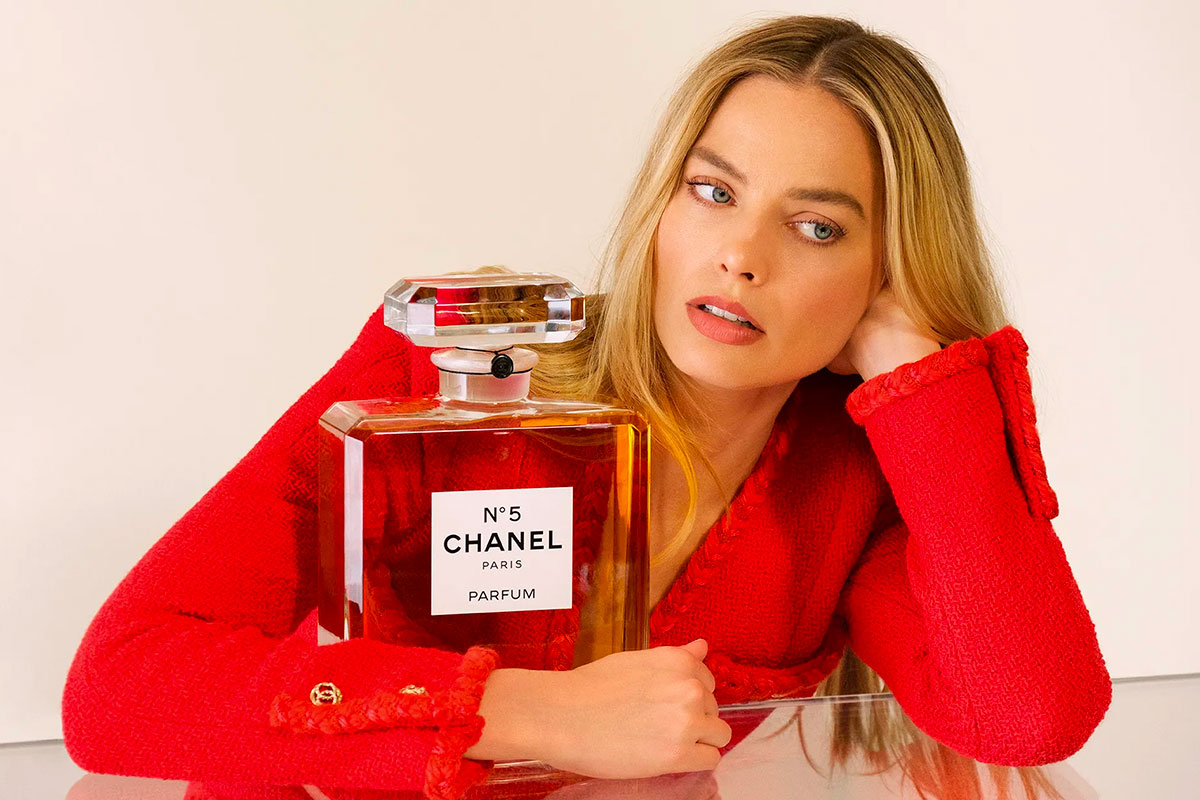 Margot Robbie incarna l'essenza di Chanel N°5