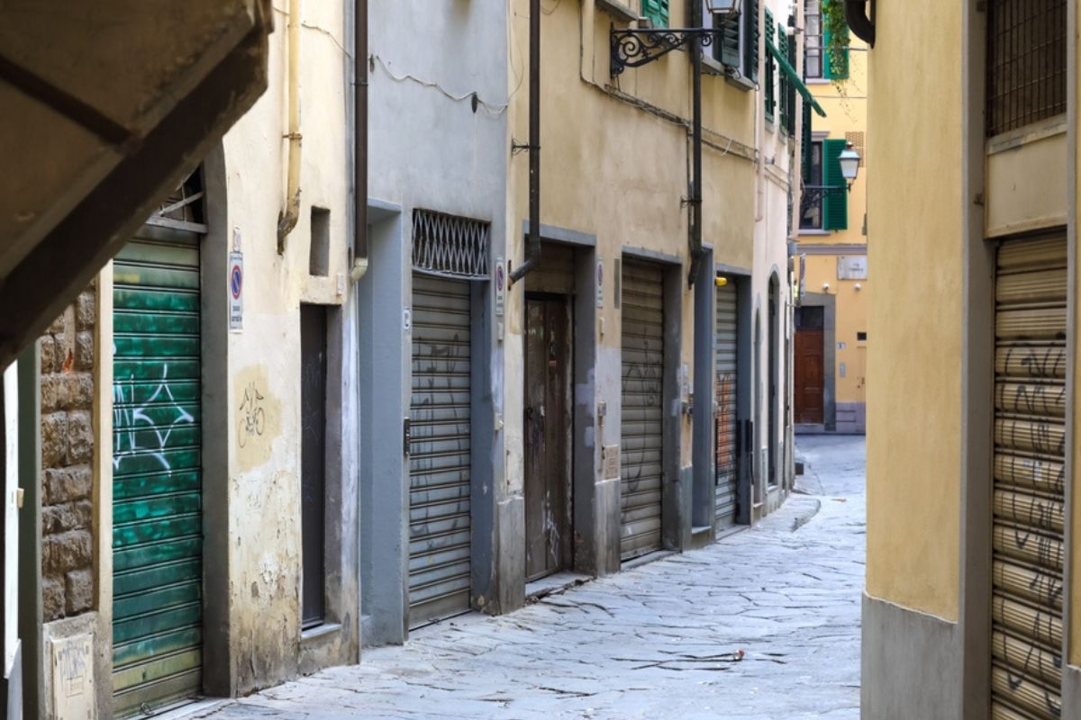 Confesercenti ha stilato un report per fotografare la situazione dei negozi di vicinato in Italia