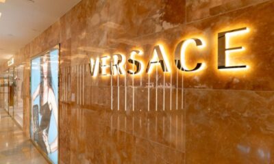 Capri Holding sarebbe pronta a vendere Versace: tra gli interessati c'è Prada