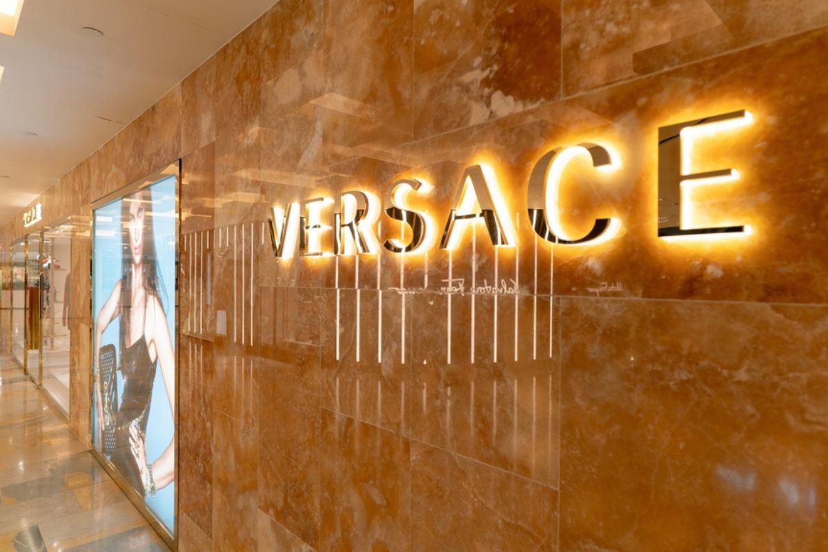 Capri Holding sarebbe pronta a vendere Versace: tra gli interessati c'è Prada