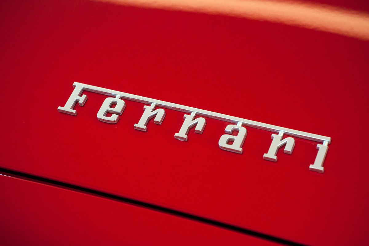 Ferrari supera tutti gli obiettivi 2024, ricavi netti di 6,6 milioni