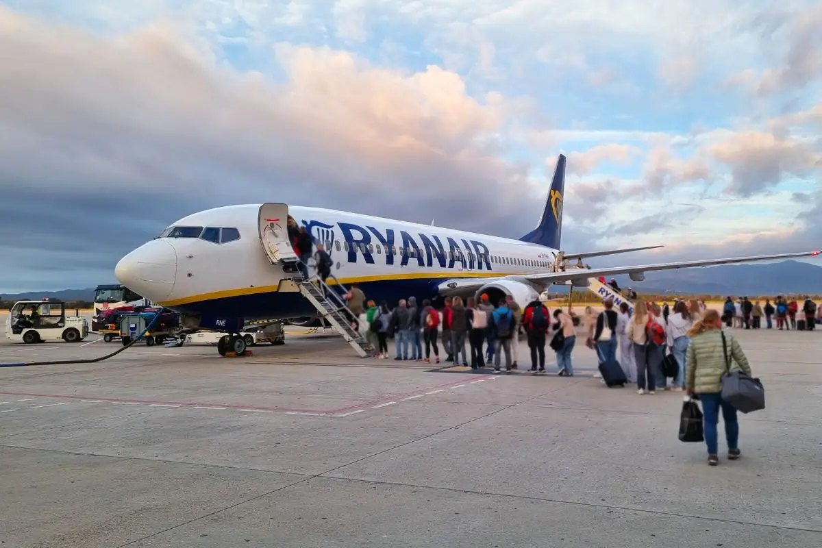 Ryanair, da maggio 2025 cambiano le regole su check-in e bagaglio a mano: cosa sapere