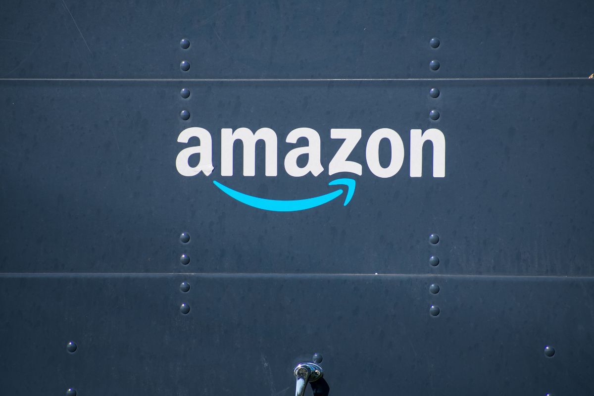 Amazon: utili e ricavi in crescita, ma guidance negativa: investe sull’AI