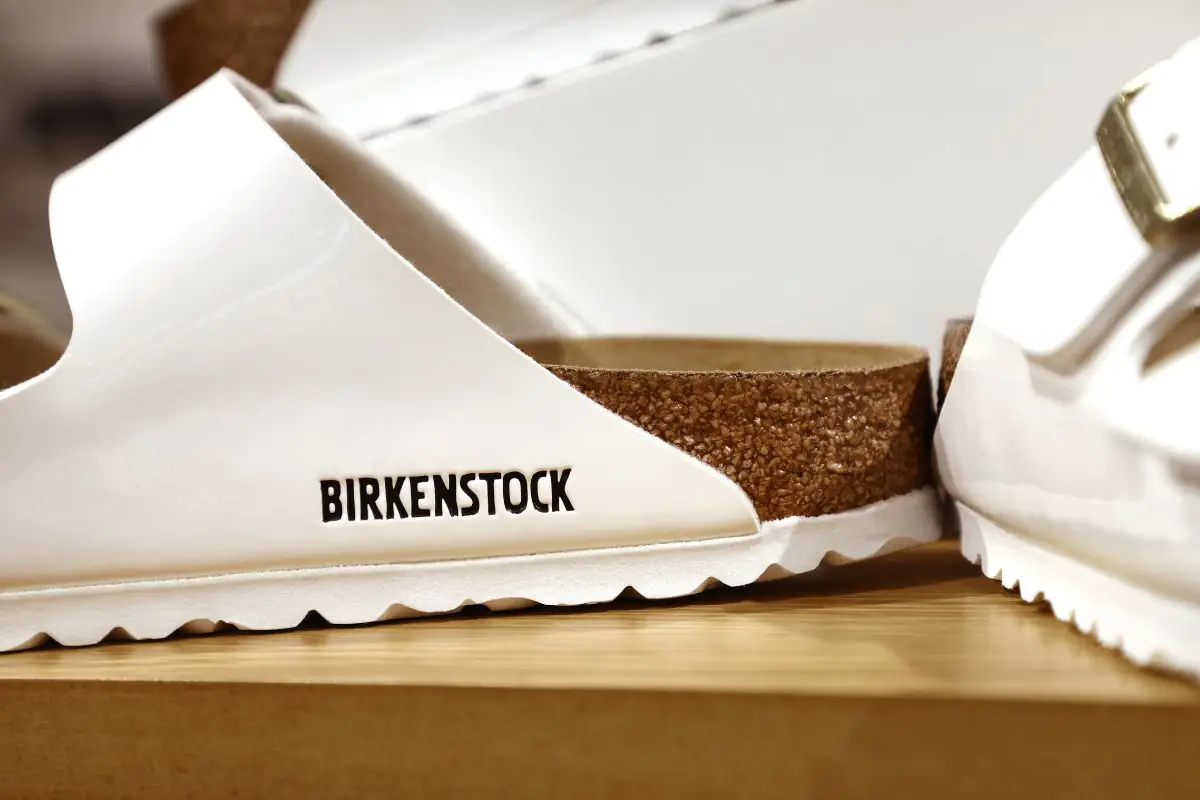 Birkenstock perde la causa contro le imitazioni: sandali non sono arte