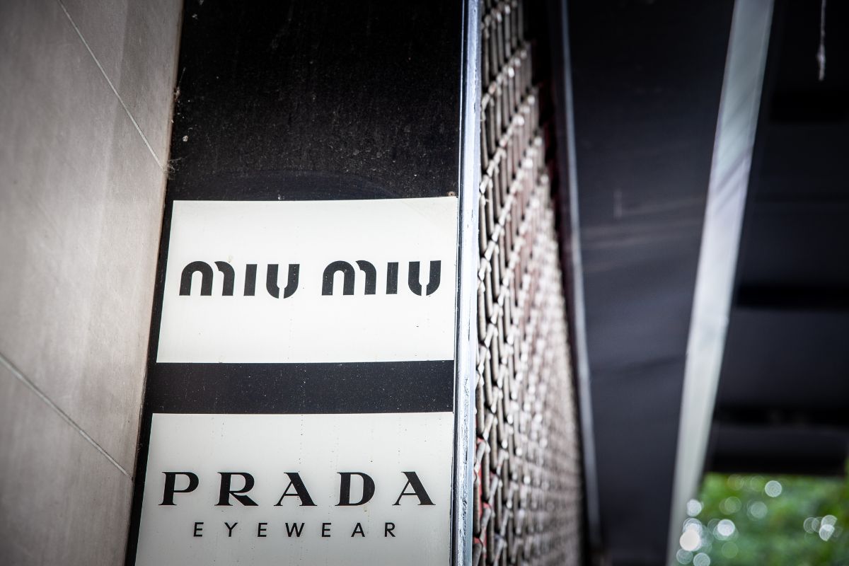 Prada approva i bilanci 2024, azienda in crescita grazie alle vendite di Miu Miu