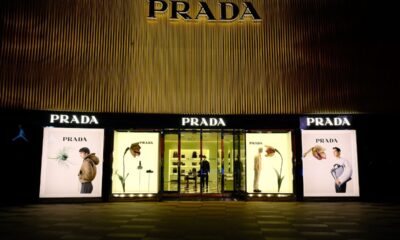 Accordo Prada-Versace sempre più vicino: “Acquisizione da 1,5 miliardi”