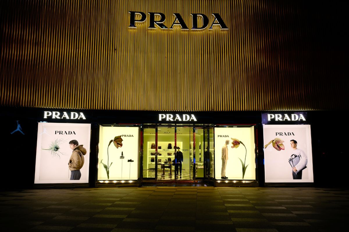 Accordo Prada-Versace sempre più vicino: “Acquisizione da 1,5 miliardi”