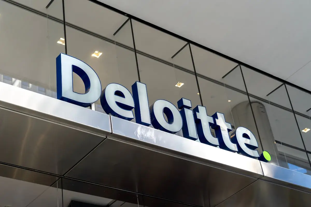 Deloitte introduce il bonus per chi lavora in presenza: come funziona