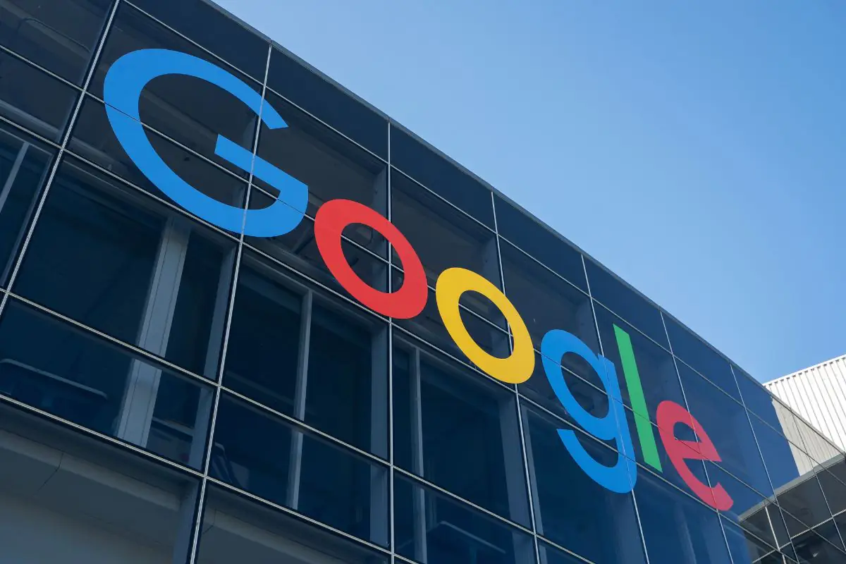 Google e AI, invito agli ingegneri a lavorare “12 ore al giorno” per essere competitivi