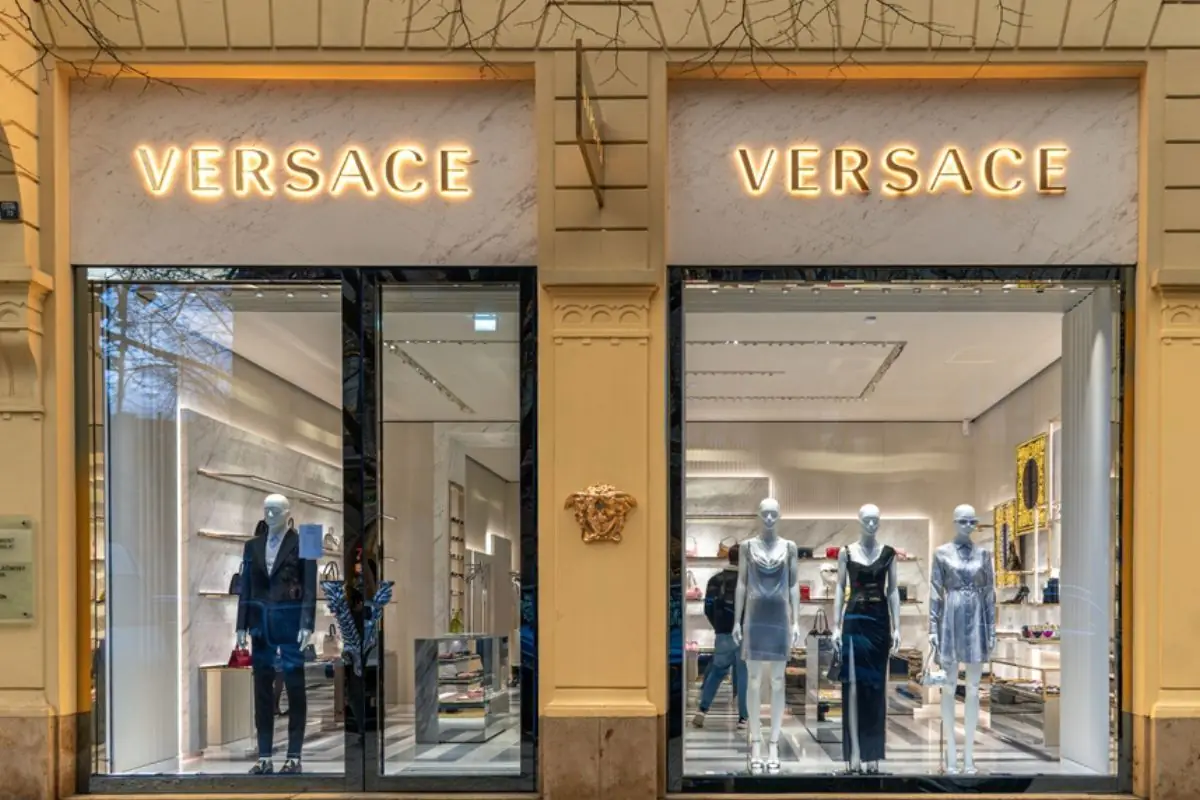 Sempre più vicina la fusione fra Prada e Versace